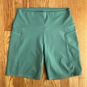 Uniqlo Airism Bike Shorts Size L in Green